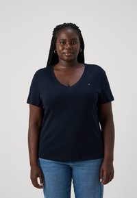 Tommy Hilfiger Curve SLIM CODY - T-shirt basic - desert sky
