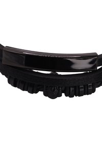 Bracciale in pelle nera con bande testurizzate, accenti metallici lucidi e hardware decorativo. Presenta motivi intricati e superfici lisce.