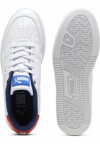 Sneaker atletici bianchi con tomaia in pelle liscia, dettagli blu e rossi sulla linguetta e sul tallone, suola in gomma decorata con grip.