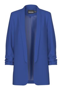 Modrý dámský blazer s otevřeným předním dílem, ohrnutými rukávy a hladkou vnitřní podšívkou, označený štítkem "PIECES" uvnitř límce.