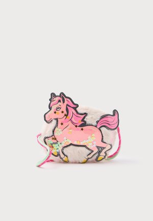 Sac en bandoulière en peluche rose avec un design de licorne, orné de fleurs multicolores et d'une sangle bicolore. Texture douce avec contours noirs.