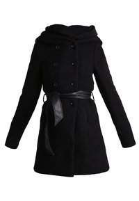 Cappotto nero in lana con cappuccio ripiegabile, chiusura doppiopetto e cintura in ecopelle. Presenta maniche lunghe e una silhouette affusolata.