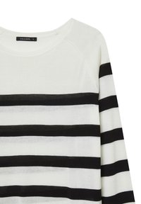 Weißer Pullover mit breiten schwarzen horizontalen Streifen und rundem Ausschnitt, kleines schwarzes Markenlabel im Kragen.
