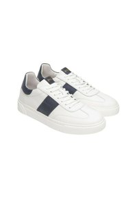 Sneaker bianche con una parte superiore in pelle liscia, caratterizzate da una striscia e accenti di colore blu navy. Suola in gomma bianca spessa con un motivo testurizzato.