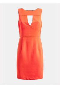 Robe orange sans manches avec un col rond et un détail découpé. Elle présente une taille cintrée et une texture lisse, avec des plis à l'avant.