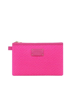 Astuccio rosa brillante con cerniera con motivo a rete testurizzata e una piccola etichetta rettangolare attaccata al centro davanti.