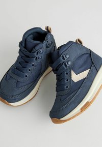 Baskets montantes bleu marine en nylon et suède, avec une tige texturée, des lacets, un accent sur le côté et une semelle en caoutchouc.