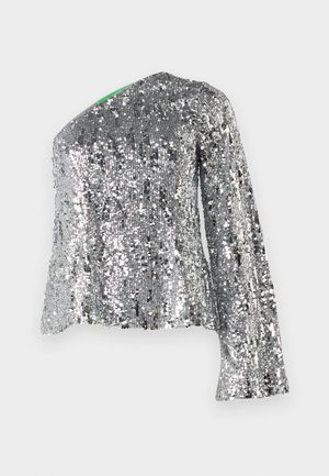 Haut à manches longues en sequins argentés avec un décolleté diagonal et un tissu texturé. Présente des sequins réfléchissants tout au long, créant un effet scintillant.