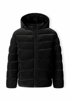 Doudoune noire avec matelassage horizontal, fermeture éclair à l'avant, manches longues et capuche fixée sur fond blanc.