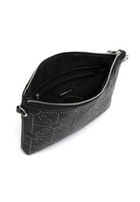 Clutch in pelle nera con motivo geometrico di borchie argentate, chiusura con zip e interno in tessuto nero con tasche aggiuntive.