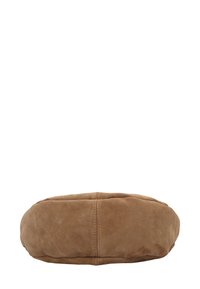 Hnědý semišový baret s kulatým, plochým tvarem. Jemná textura a nenápadné šití zdůrazňují jeho design. Bez viditelných ozdob.