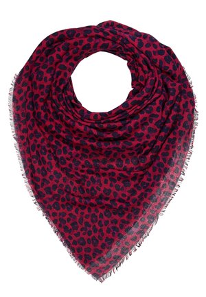 Écharpe triangulaire rouge avec des taches de léopard noires et des bords à franges, pliée librement en forme circulaire.