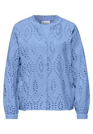 Lyseblå bluse med lange ærmer med hulmønster, for- og knaplukning samt flæsekant ved kraven.