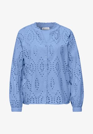 Blusa azul claro de manga larga con patrón de ojales, botones delanteros y detalle de cuello con volantes.