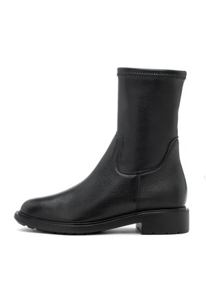 Stivaletto in pelle nera con punta tonda, tacco basso a blocco e superficie liscia che si estende sopra la caviglia su sfondo bianco.