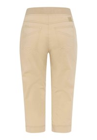 Beige cropped bukser med to baglommer, syninger og et mærke på linningen, set bagfra.