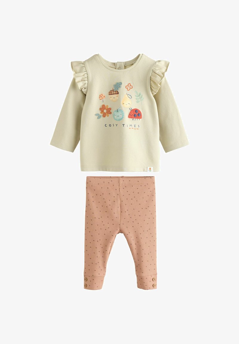 Kremowa bluzeczka dla niemowląt z długim rękawem, z falbankami na ramionach oraz ilustracjami w motywy przyrodnicze nad napisem "Przytulne Czas" w połączeniu z różowymi, w groszki, prążkowanymi legginsami.