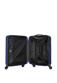 Maleta rígida de color azul profundo, con un interior con cremallera, bolsillos de malla y correas ajustables. Ruedas que giran suavemente para facilitar el movimiento.