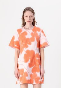 Rochie cu mânecă scurtă dintr-un material roz deschis, cu un model floral mare în nuanțe de portocaliu, având un decolteu rotund și o croială lejeră.
