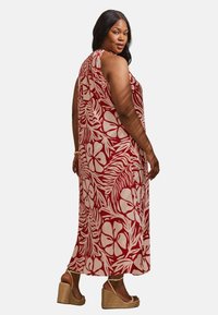 Röd och krämfärgad blommig maxiklänning med avslappnad passform, ärmlös design, sidöppningar och parat med tan-färgade klacksandaler.