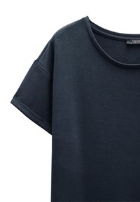 Ciemnoniebieski t-shirt z krótkim rękawem, wykonany z teksturowanej bawełny, z okrągłym dekoltem i zawiniętymi mankietami.