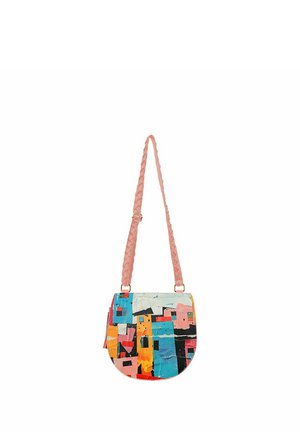 Kleine Umhängetasche mit geflochtenem pinkfarbenem Riemen und einem farbenfrohen abstrakten Muster in Blau, Orange, Pink, Schwarz und Weiß auf der Vorderseite.