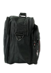 Zwarte nylon rugzak met een gestructureerd oppervlak, meerdere ritssluitingen, verstelbare schouderriem en details van metaal.