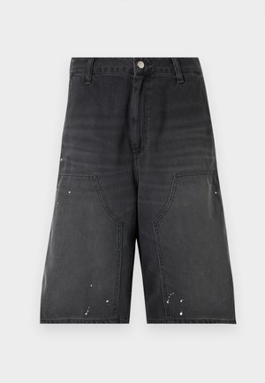 Pantalones cortos de mezclilla negra hasta la rodilla con grandes bolsillos frontales y detalles sutiles de salpicaduras de pintura blanca, cierre con botón y cremallera.