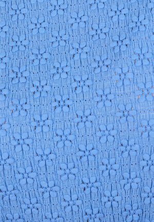Textil azul tejido con un patrón geométrico de tejido abierto que crea una superficie texturizada.