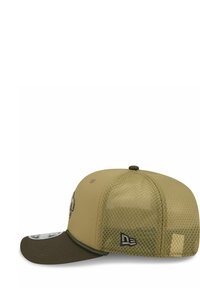 Grüne Kappe mit solidem Vorderteil und Netzrücken, ausgestattet mit einem gebogenen Schirm, gesticktem Logo und Etikett an der Seite. Texturiertes Gewebedesign.