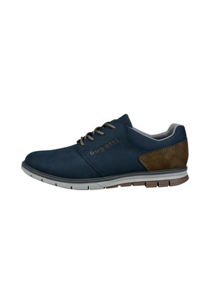Chaussure décontractée bleu marine à coupe basse avec une pièce marron au talon, des lacets gris et une semelle en caoutchouc blanc-brun, marquée "bugatti" sur le côté.