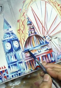 Aquarel illustratie van Londense monumenten, met ingewikkelde details in blauw, rood en oranje, met een hand die een penseel vasthoudt.