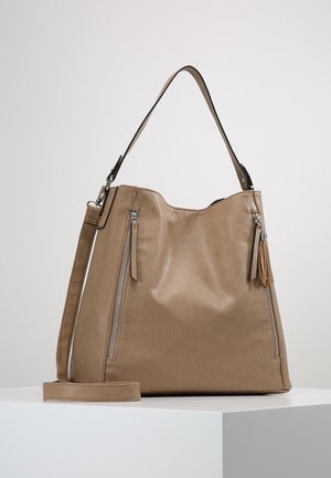 Beige skuldertaske i læder med to lodrette lynlåslommer, en lynlåstræk med kvast og en justerbar crossbody-rem.