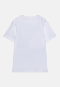Weißes T-Shirt mit kurzen Ärmeln, aus Baumwolle, Rundhalsausschnitt, glatte Textur, ohne Muster oder Akzent, Rückansicht.
