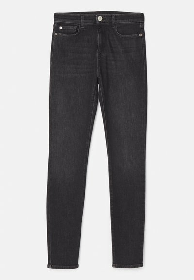 Zwarte denim jeans met een slim fit, vijf-pocket ontwerp, knoopsluiting en subtiele stikdetails. Glad textuur, de pijpopeningen lopen iets taps toe.
