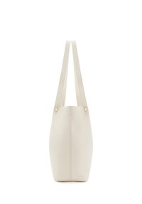 Beige Leder-Tote-Bag mit strukturiertem Finish, schmalen Schulterriemen und runden Perlenakzenten an der Oberseite, mit einer konischen Form.