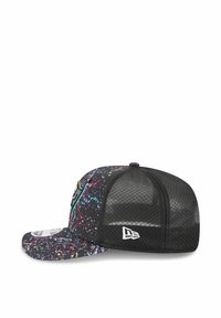 Schwarze Kappe mit einem lebhaften Spritzmuster in Pink, Blau und Gelb. Verfügt über ein Netzrücken und einen gebogenen Schirm. Bestickt mit Logo auf der Vorderseite.