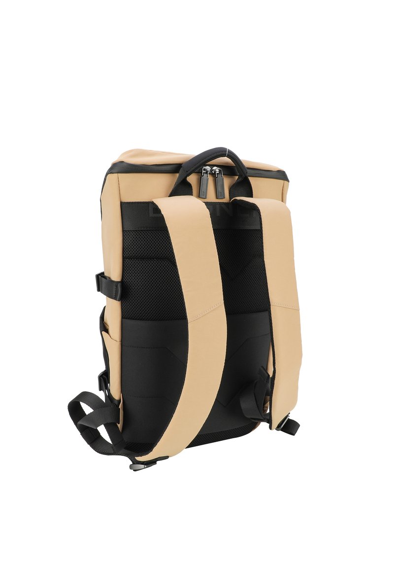 Braun-schwarzer Rucksack mit gepolsterten Trägern, einer strukturierten Oberfläche, einem Tragegriff oben und doppelten Reißverschlüssen für einfachen Zugriff.