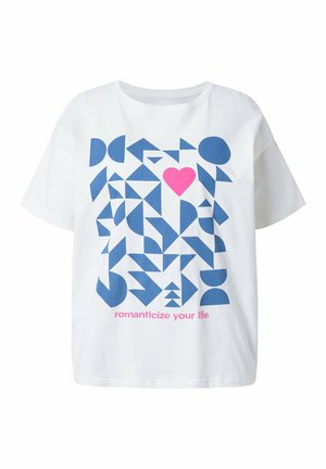 T-shirt blanc avec des formes géométriques bleues et un cœur rose au centre, avec la phrase « romanticize your life » en texte rose en dessous.