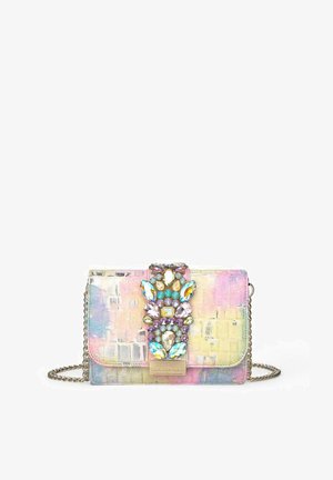 Bolso de mano multicolor con un acabado texturizado, que presenta un cierre metálico con joyas y una correa de cadena plateada. Patrón de cocodrilo sintético visible.