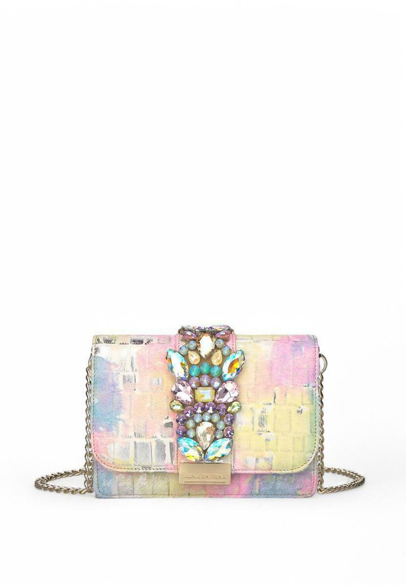 Bolso de mano multicolor con un acabado texturizado, que presenta un cierre metálico con joyas y una correa de cadena plateada. Patrón de cocodrilo sintético visible.