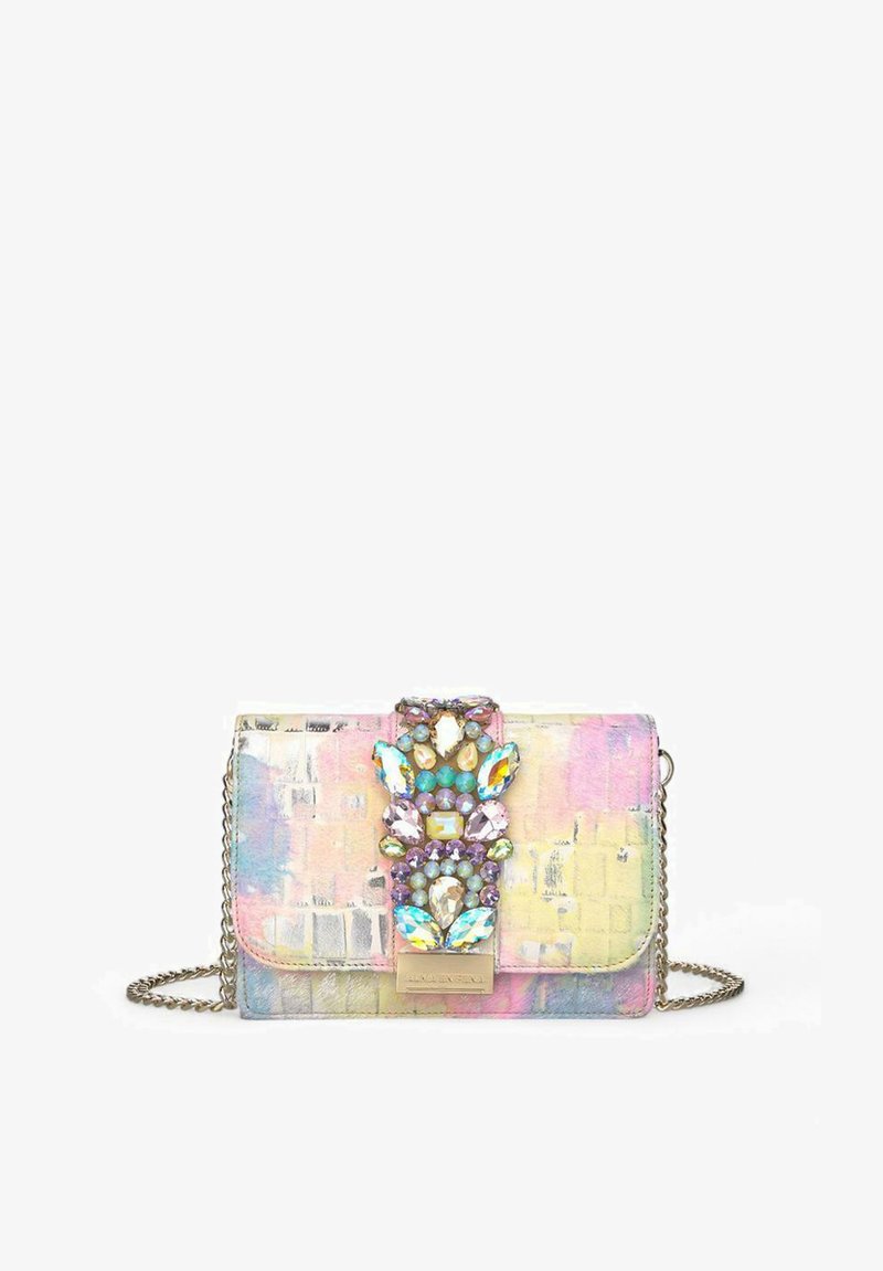 Bolso de mano multicolor con un acabado texturizado, que presenta un cierre metálico con joyas y una correa de cadena plateada. Patrón de cocodrilo sintético visible.