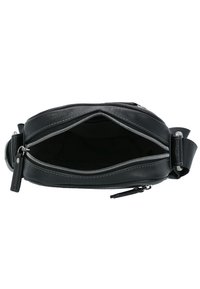 Schwarze Leder-Umhängetasche mit Reißverschluss und kontrastierenden Nähten. Kompakte runde Form mit verstellbarem Trageriemen und silbernen Beschlägen.