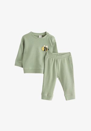 Zielony prążkowany dwuczęściowy zestaw, składający się z topu z długim rękawem z haftowanym pszczołą oraz pasujących spodni z elastycznym pasem.