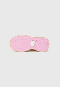 Schuhsohle mit pinkem Gummi und Fischgrätmuster; mit einem beigen Rand und einem weißen Logo in der Mitte. Glatte Oberfläche auf dem Gummi.