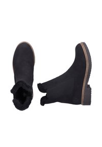 Schwarze Knöchelstiefel aus Wildleder mit einer strukturierten Gummisohle, elastischen seitlichen Einsätzen und einem gefütterten Eingang für zusätzlichen Komfort.