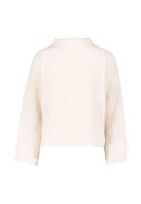 Pull en tricot de couleur crème avec des motifs de câbles texturés, à manches longues et une coupe légèrement courte et carrée, vu de dos.