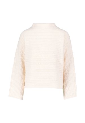 Pull en tricot de couleur crème avec des motifs de câbles texturés, à manches longues et une coupe légèrement courte et carrée, vu de dos.