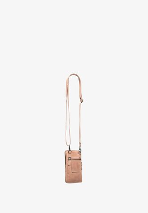 Bolso cruzado de cuero color rosa con correas ajustables, compartimentos con cremallera y un bolsillo de parche. Textura suave, forma rectangular.