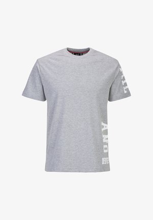 Graues Baumwoll-T-Shirt mit kurzen Ärmeln, Rundhalsausschnitt und weißem Text, der entlang des linken Ärmels und unten links auf der Vorderseite aufgedruckt ist.